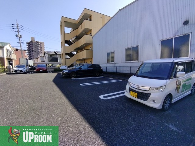 【ヘンテブローテの駐車場】