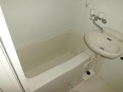 バス・シャワールーム　洗面ボウル付きのバスルーム。