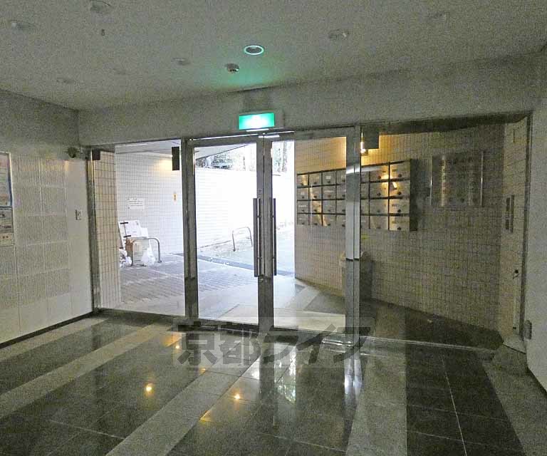 【京都市北区衣笠氷室町のマンションのエントランス】