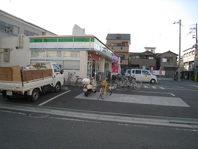 【ボヌワール高井田のコンビニ】