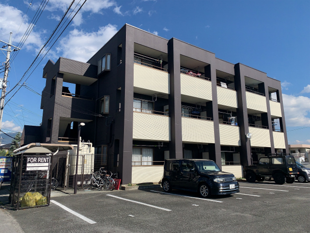 甲府市貢川本町のマンションの建物外観