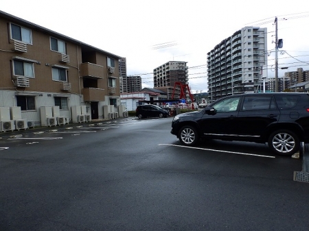 【山口市小郡三軒屋町のアパートの駐車場】