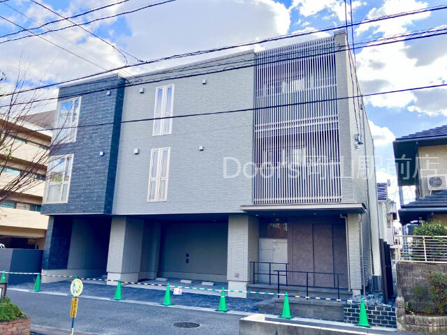 【岡山市北区学南町のマンションの建物外観】