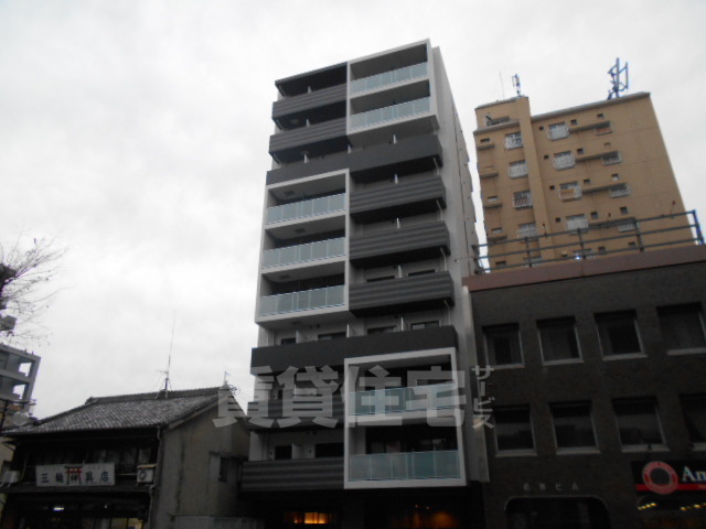 【名古屋市昭和区鶴舞のマンションの建物外観】