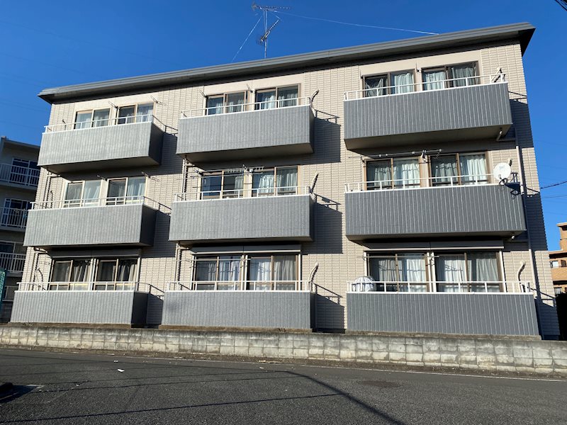 建物外観　大栗川沿いの落ち着いた住環境にたたずむアパート！