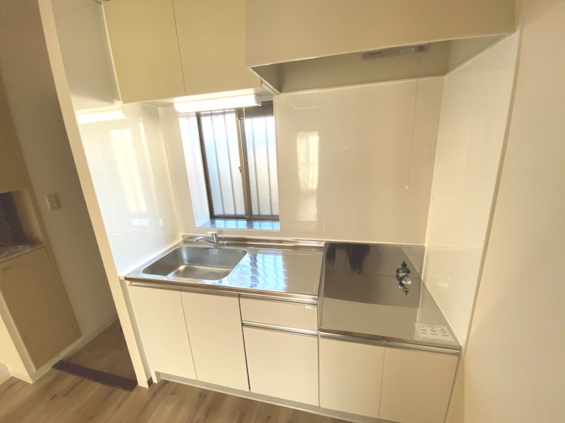 キッチン　２口コンロがおけます！小窓もあり明るいキッチン！