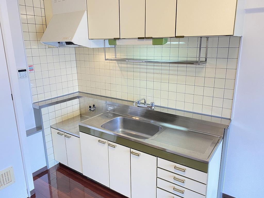 キッチン　収納たっぷりの広々したキッチンがあります♪