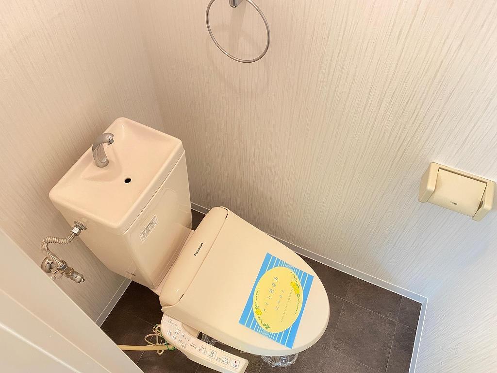 トイレ　温水洗浄便座付きのトイレです♪