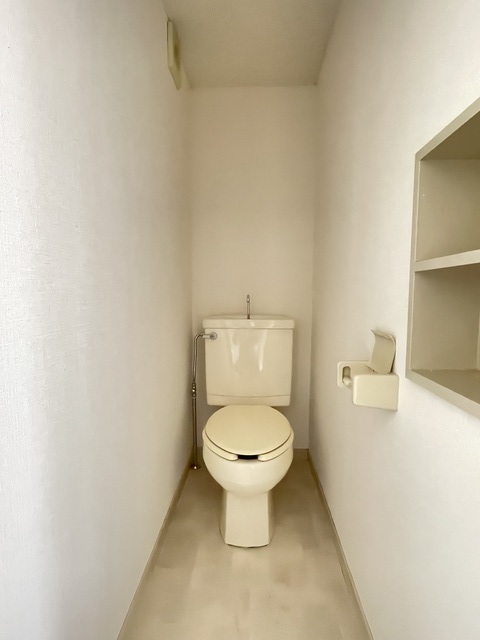 トイレ　白を基調とした空間で清潔感のあるトイレです♪