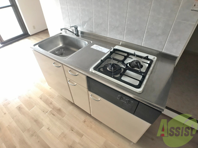 キッチン　綺麗なシステムキッチン。ガスコンロが設置してあります。