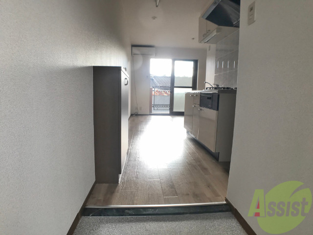 玄関　玄関から撮影しました。明るい印象ですね。