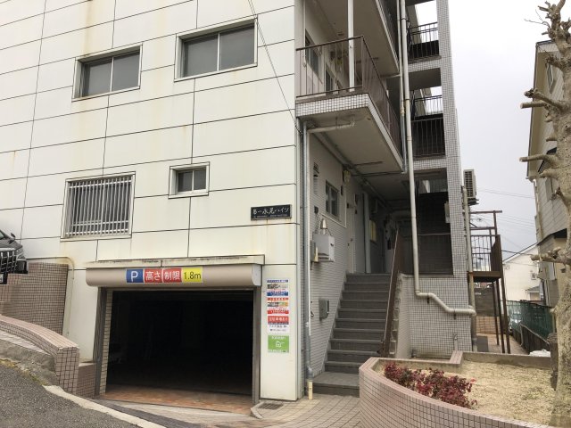 駐車場　駐車場入口