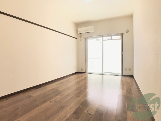 居室・リビング　７．１帖の洋室です。広々として、きれいですね。