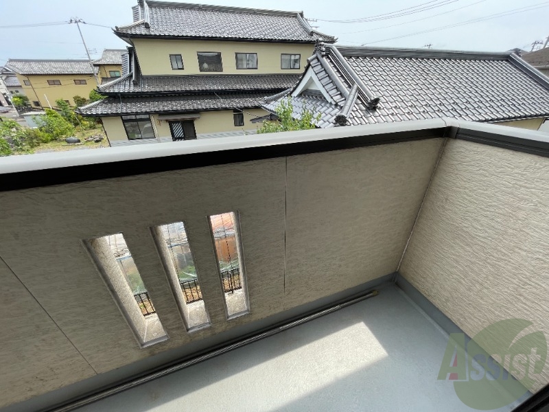 バルコニー　このバルコニースペースは洗濯物も問題なく干せそうですね。