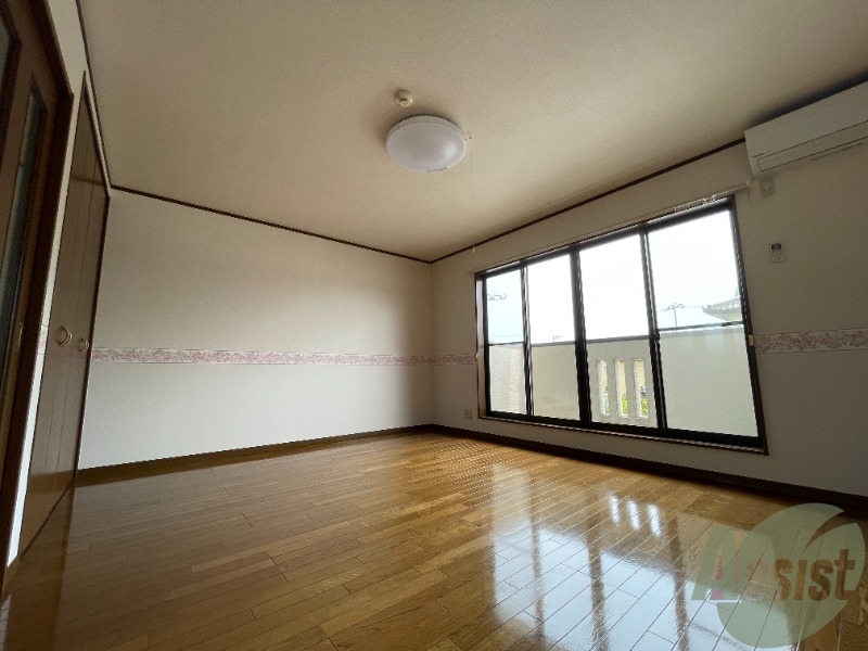 居室・リビング　陽当たりが良く、広々として過ごしやすそうです。