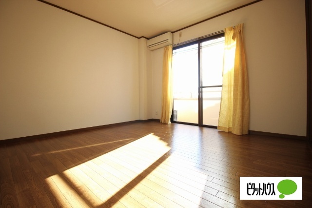 居室・リビング　２０２号室