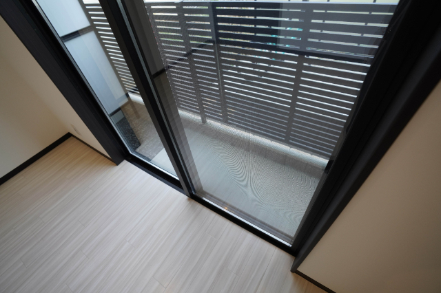 バルコニー　同じ建物の別なお部屋