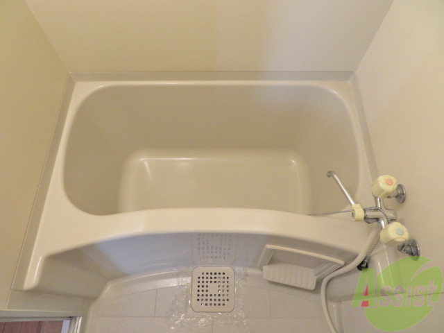 バス・シャワールーム　お風呂はシンプルです。十分な広さがございます