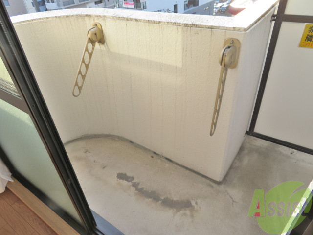 バルコニー　バルコニーも十分な広さがございますね。よく乾きそうです