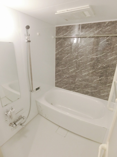 バス・シャワールーム　１４１８サイズのユニット仕様・縦型ロングミラー付・床は水はけ