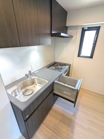 キッチン　窓付きグリル付ガス3口システムキッチン、食器洗浄乾燥機付、浄