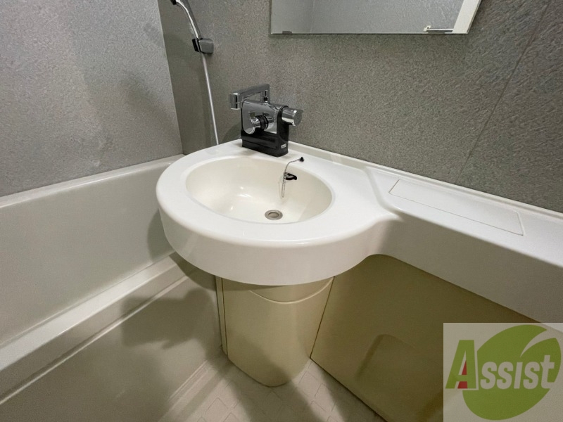 洗面設備　ユニットバス内の洗面台です。朝の身支度もスムーズです。