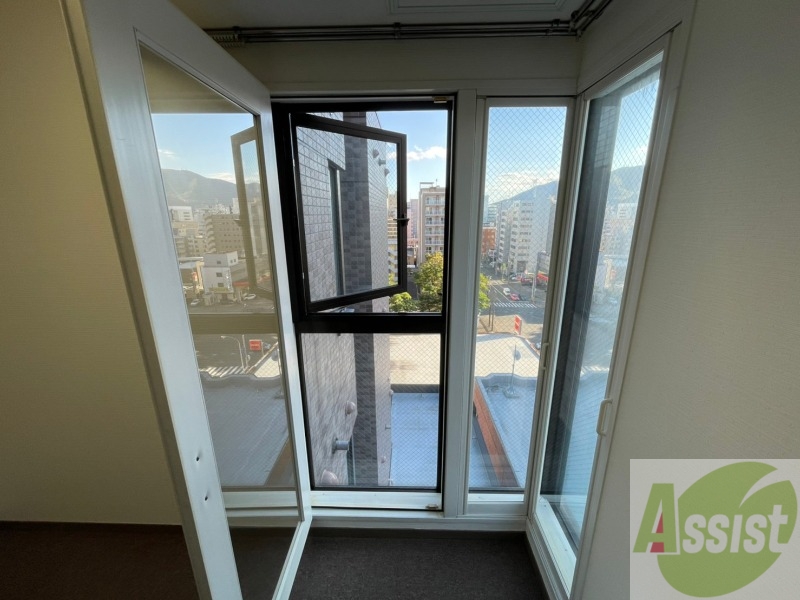 バルコニー　角部屋ですので日も入るお部屋になっております！