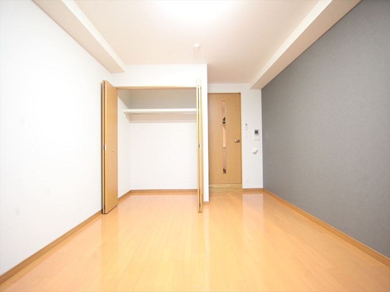 居室・リビング　洋室8.4帖　クローゼット付（収納充実してます）