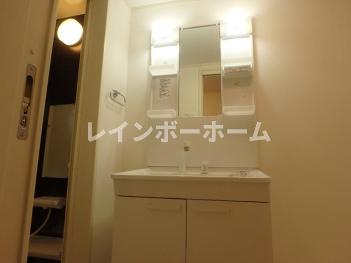 洗面設備　明るい洗面所です