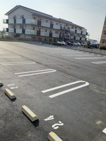 駐車場　駐車場があるので、車を買う予定の方も安心です
