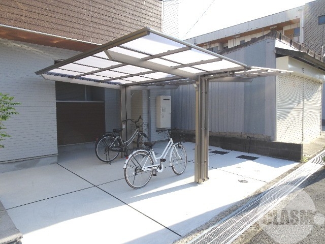 エントランス　屋根付き駐輪場