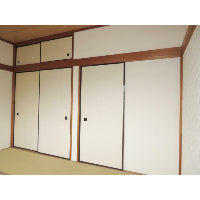 収納　２階和室＠押入と入口片引戸～押入は天袋付きで１間分の広さがあ