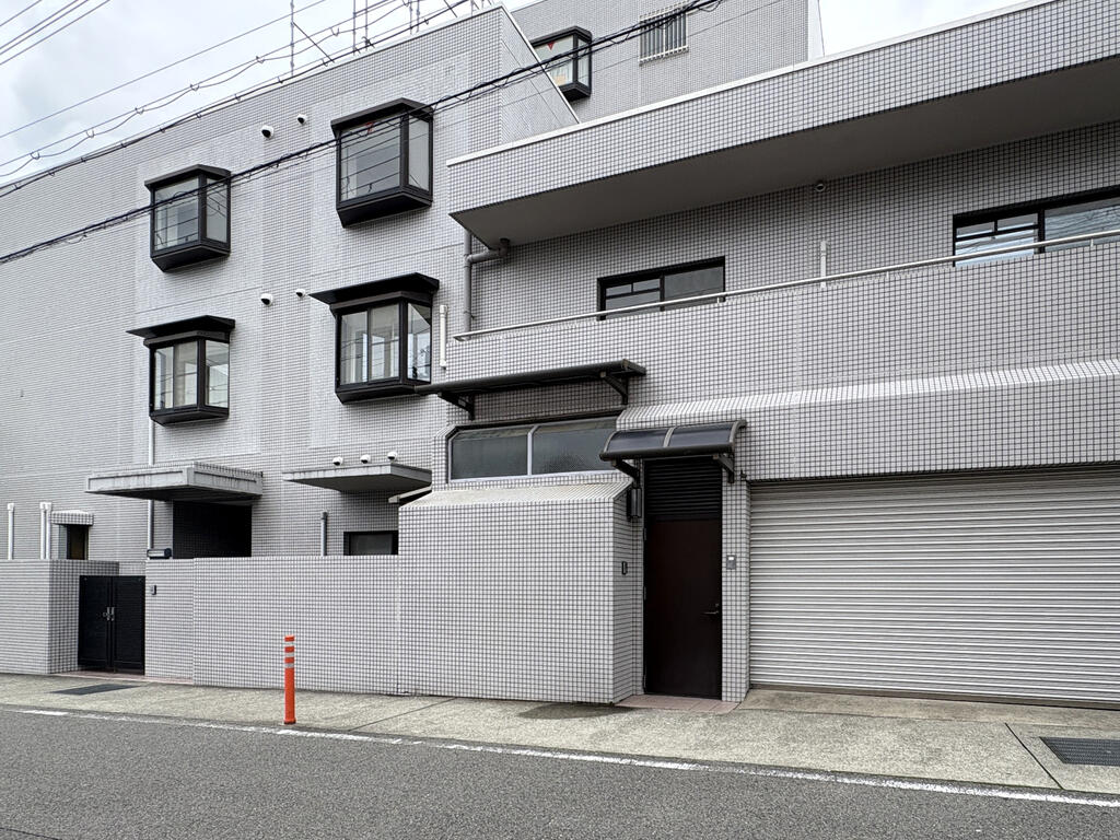 建物外観　専用の玄関と勝手口があります