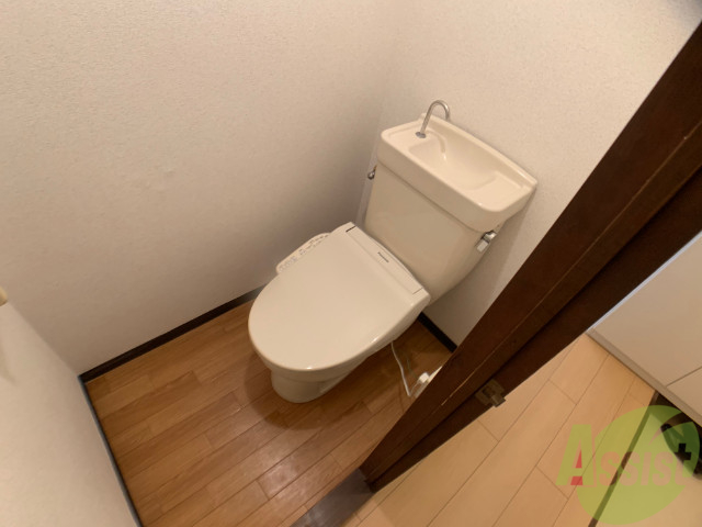トイレ　ウォシュレットです。オシリにやさしい設備です。