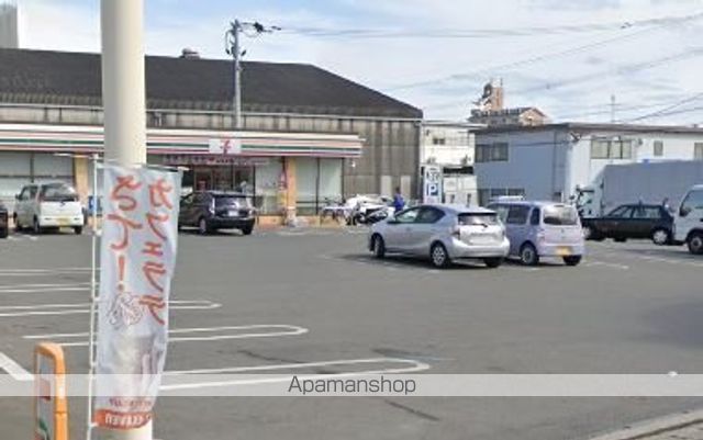 コンビニ　セブンイレブン（コンビニ）まで826m