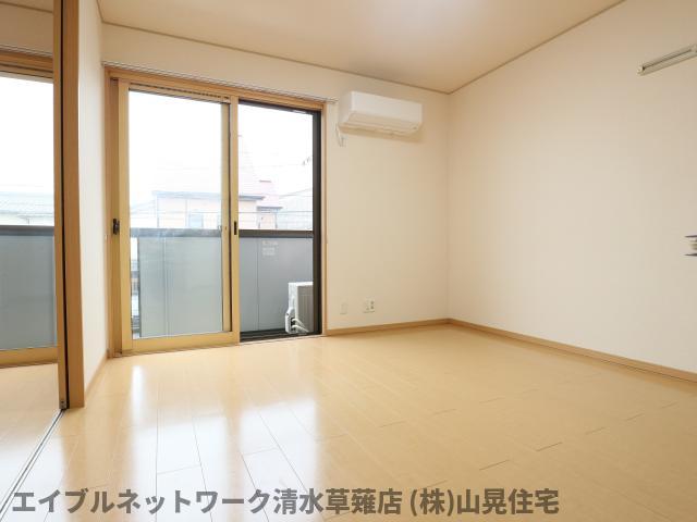 居室・リビング　こちらの居間で趣味の時間をお楽しみください