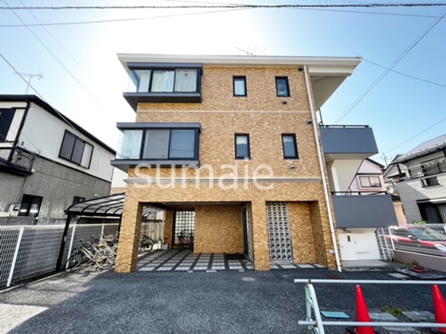 建物外観　3階建てのマンションです