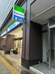 コンビニ　ファミリーマート江坂駅北店（コンビニ）まで50m