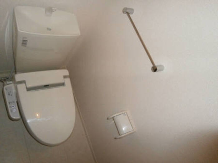 トイレ　写真：設備同仕様の別物件です