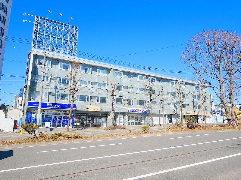建物外観　南向きで陽当たり良好です♪