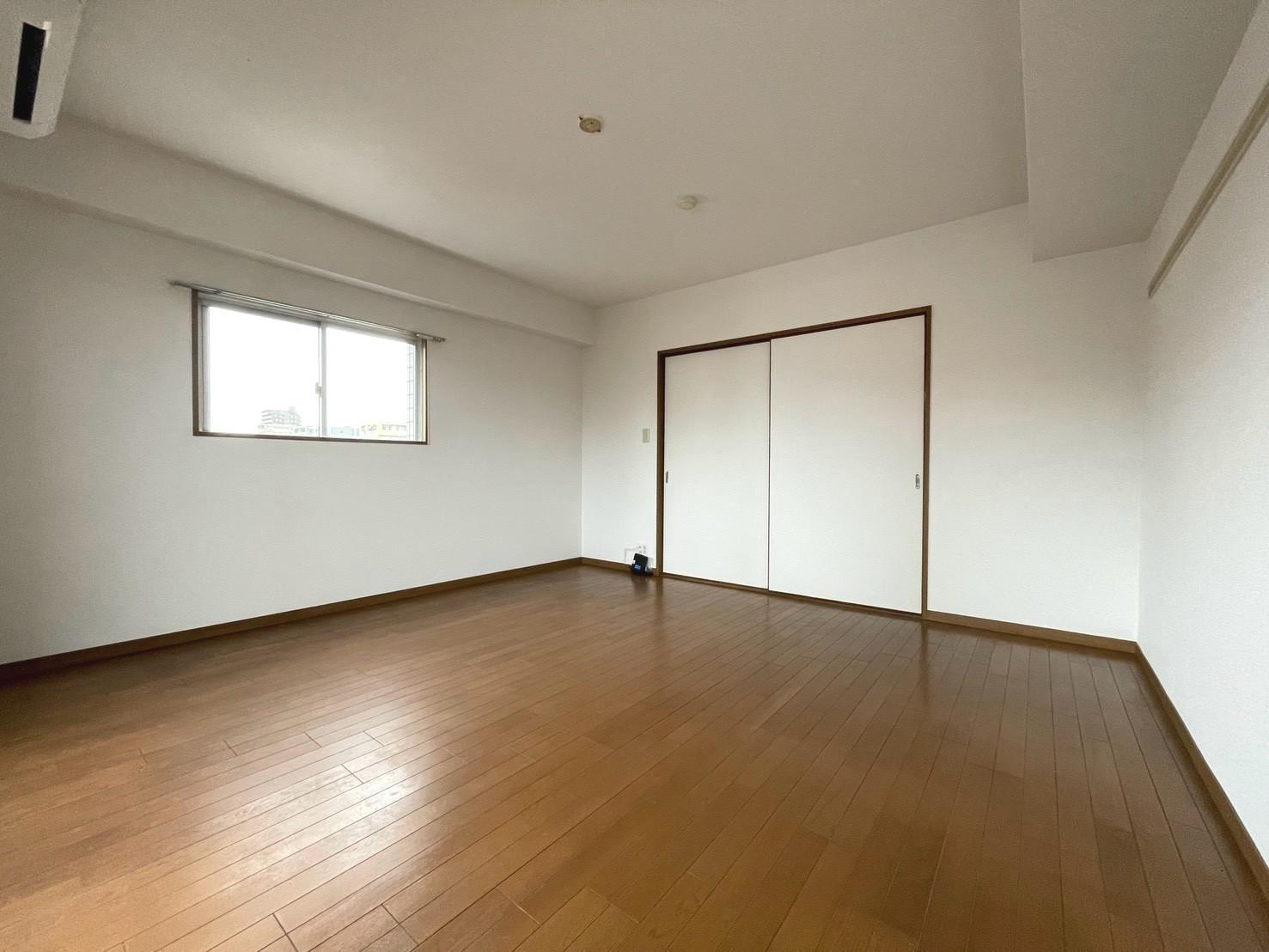 居室・リビング　洋室10帖の広々としたお部屋です