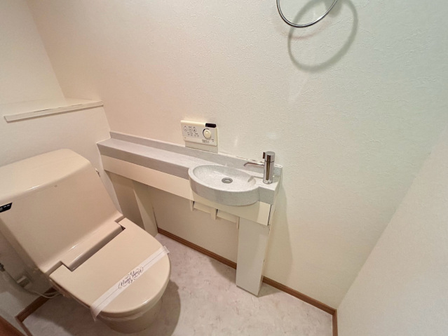 トイレ　落ち着いた色調のトイレです