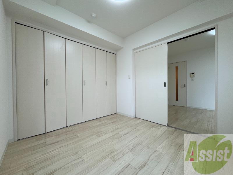 その他部屋・スペース　寝室はこちらです。光が差し込む、温かみのあるお部屋です。