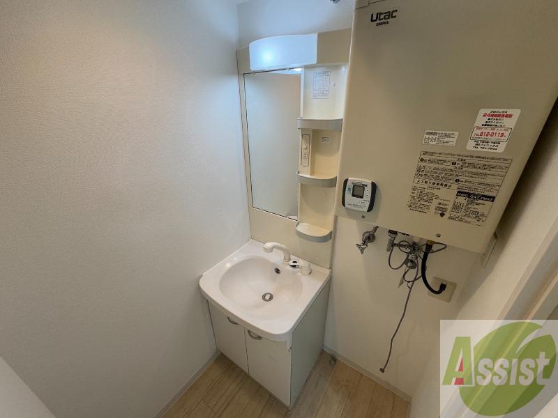 洗面設備　独立洗面台です。大きくてよいですね。シャンプーもできます。