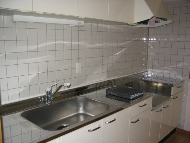 キッチン　広々したキッチン、コンロは持込になります