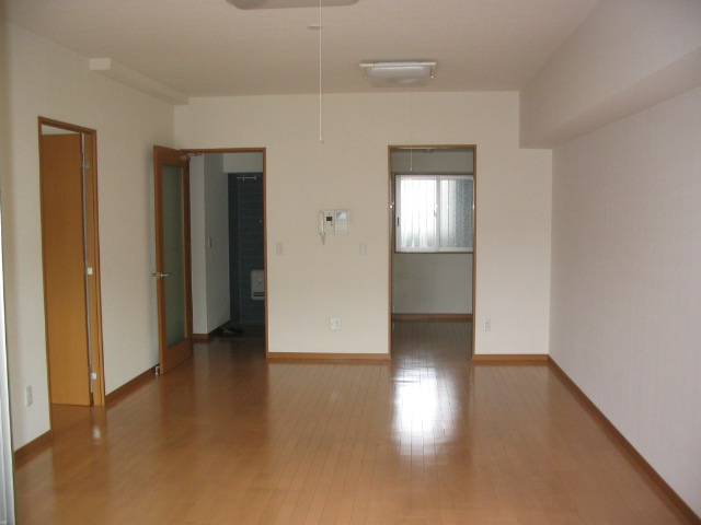 居室・リビング　バルコニー側から見たリビング、キッチンです