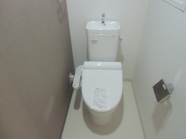 トイレ　温水洗浄機付のトイレです☆