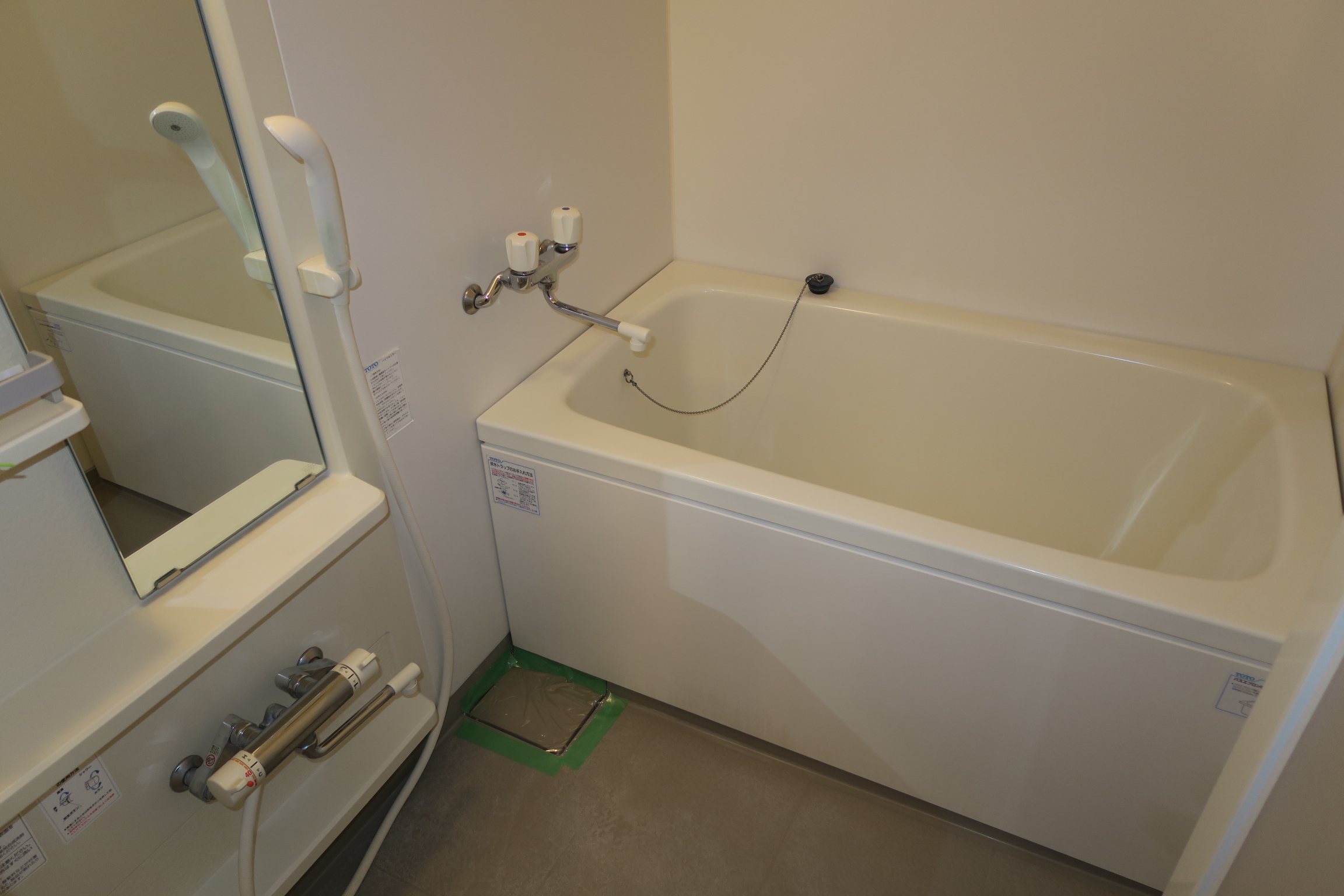 バス・シャワールーム　シャワー付