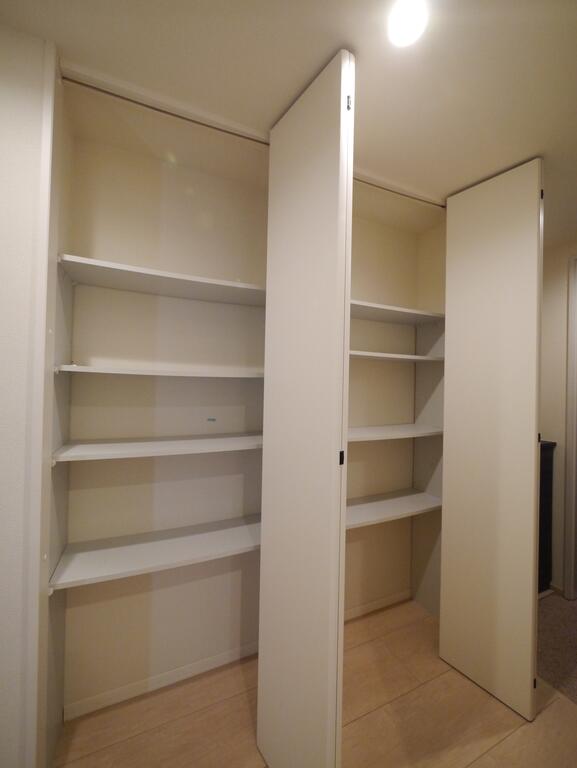 収納　玄関には壁一面の玄関収納がございます