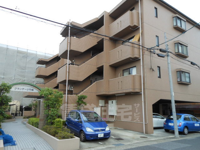 名古屋市千種区竹越のマンションの建物外観